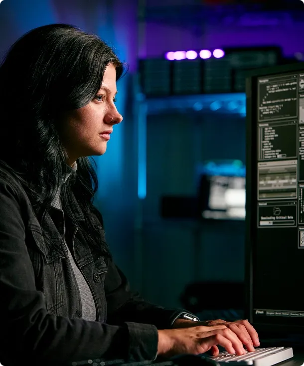 Colaboradora da Lord System programando